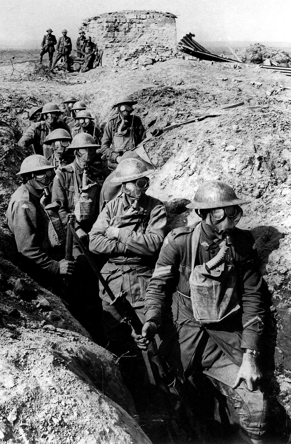 Soldados australianos con máscaras antigás en una trinchera de Ypres en 1917.