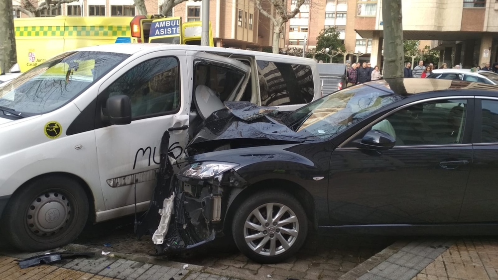 Brutal colisión de uno de los turismos implicados contra una furgoneta estacionada a la altura de Villa Pilar.  / C.M.