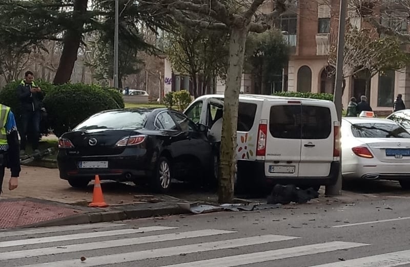 El Mazda 6 de color oscuro que chocó contra el taxi acabó empotrado contra una furgoneta de una floristería que estaba aparcado en la margen izquierda de la vía.  / M.L.