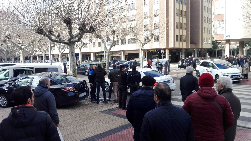 Una multitud se ha congregado en las inmediaciones para conocer más sobre lo ocurrido.   / M.S.