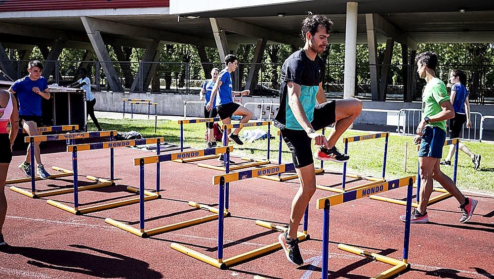 Dani Arce saltando vallas después de dos meses largos de confinamiento en Granada.