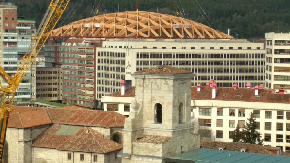 Una gran grúa ha elevado con sumo cuidado el armazón para evitar chocar contra los elementos arquitectónicos del monasterio o la biblioteca contigua.