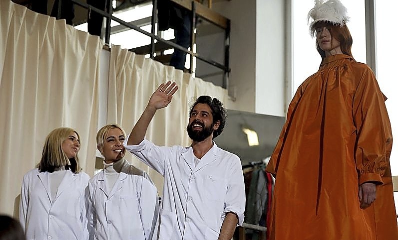 Moisés Nieto, junto a su única modelo, en un aula de la facultad e Bellas Artes. 