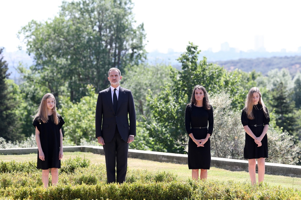 La Familia Real guarda un minuto de silencio en memoria de los fallecidos durante la pandemia del COVID19  / CASA DE S.M. EL REY