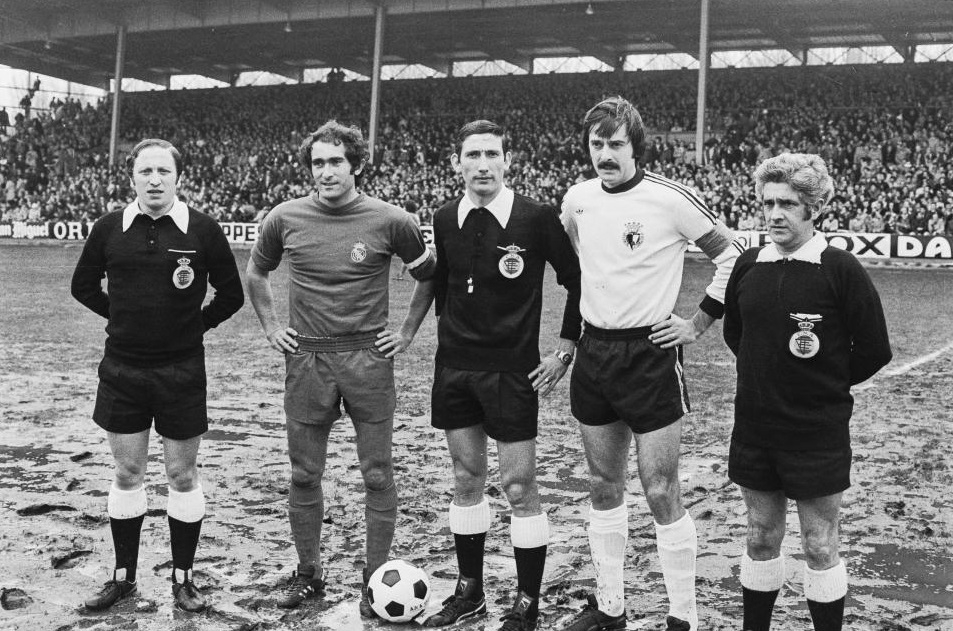 El Burgos CF ya vistió de Adidas en la década de los 70, como se aprecia en la imagen en la que Kresic posa con Pirri, capitán del Real Madrid y el colegiado Sánchez Arminio (centro). 