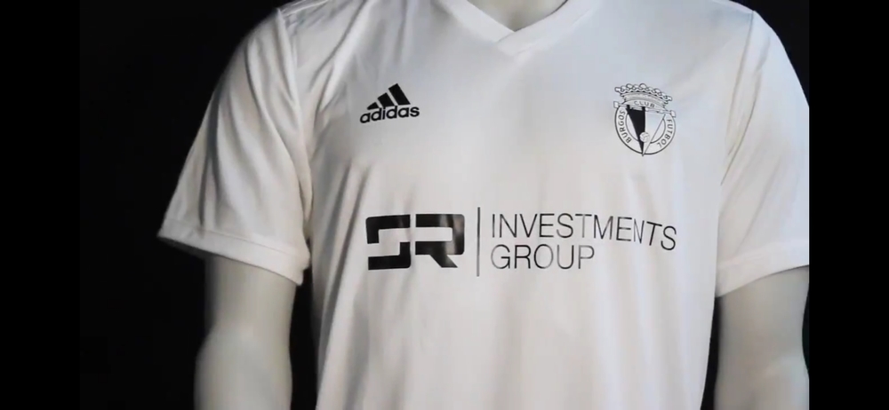 El nuevo patrocinador, SR Investments Group, luce en el pecho en color negro.