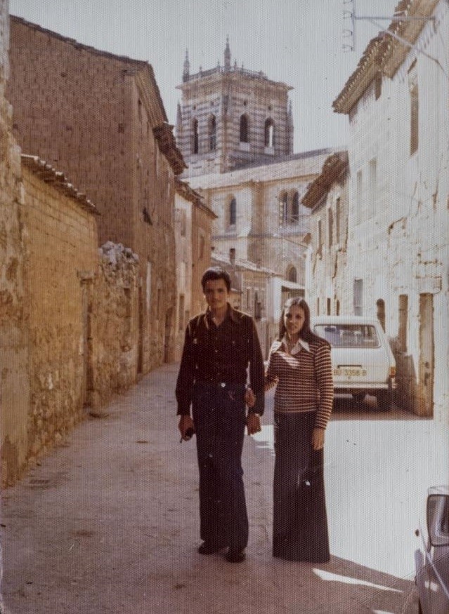 Ángel con su hermana Elvira, ya fallecida, en Villahoz en el año 1976.