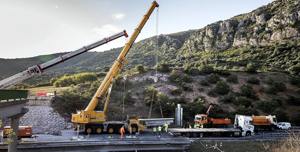 Dos grúas retiraron ayer la estructura dañada del puente. 