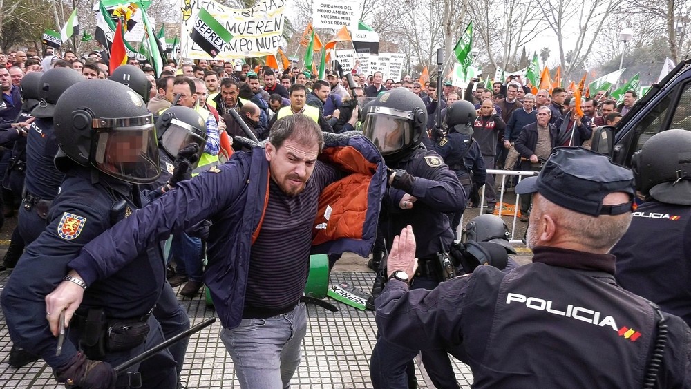 Una protesta agraria en Badajoz acaba con cargas policiales