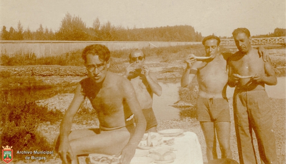 Simpática imagen junto a unos amigos durante una comida con baño en el  Arlanzón. Antonio José Martínez Palacios (1902-1936) es el primero de la izquierda. 