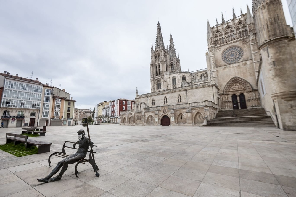 Plaza del Rey San Fernando desierta este Domingo de Resurrección en contraste con la multitud congregada, por ejemplo, el año pasado para presenciar el encuentro entre Jesús Resucitado y la Virgen de la Alegría. 