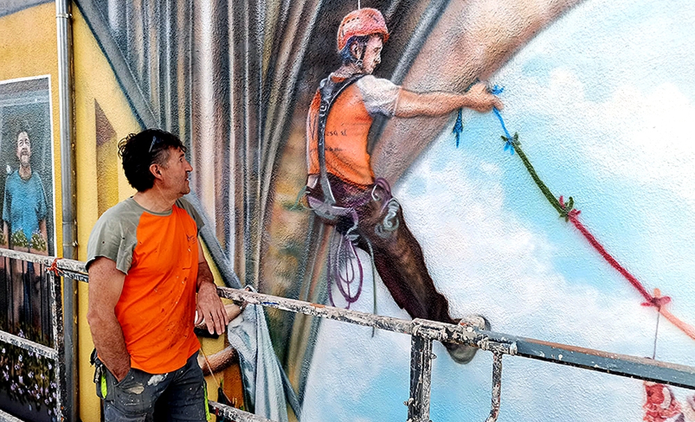 El dueño de la plataforma que ayudó a pintar el mural también está en la obra.  / Diario de Burgos