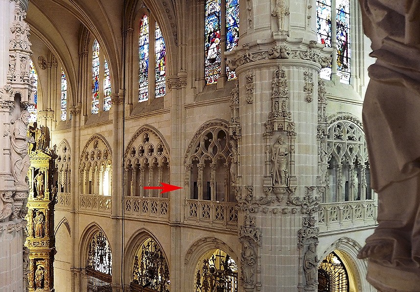 La flecha de la fotografía señala el arco del triforio en el que se ubicaba la tribuna de Isabel la Católica. 