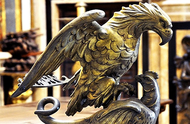 Facistol de la capilla de San Enrique: el águila y el basilisco.