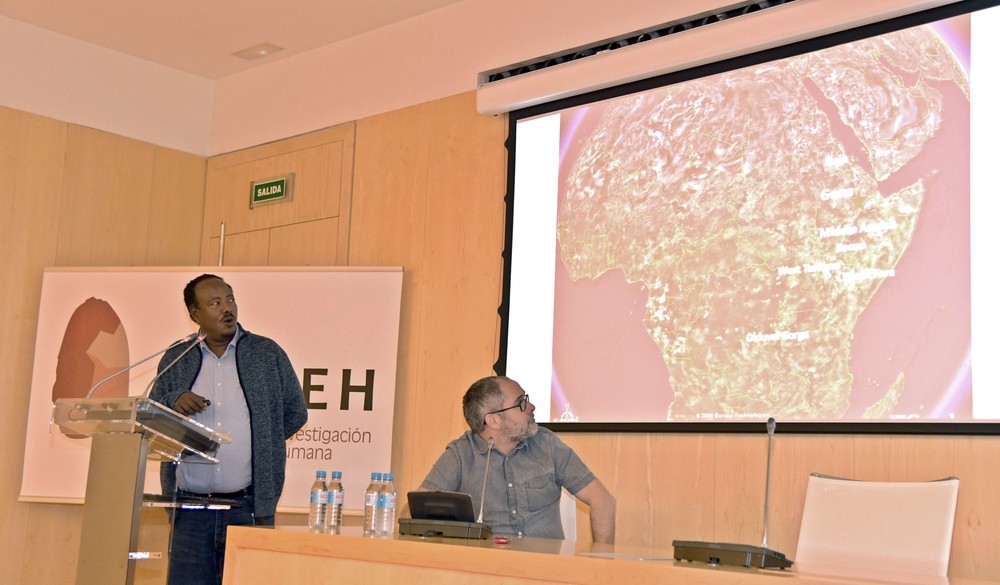 El investigador del programa de Arqueología del Cenieh, Sileshi Semaw, informa a los medios de comunicación sobre el artículo que se publicará en la revista 'Science Advances' sobre los hallazgos realizados en los yacimientos de Gona (Etiopía).