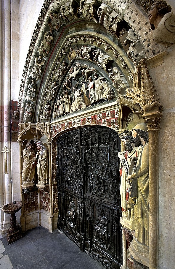 Vista de la portada del claustro alto, con el grupo de la Anunciación (izquierda) y las imágenes del rey David y del profeta Isaías (derecha).