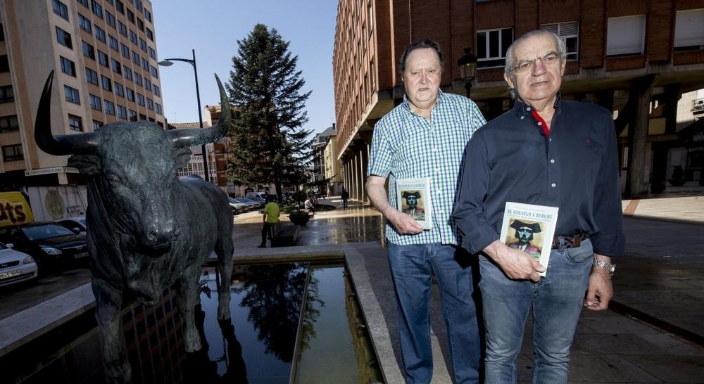 Del Santo y Salinas posan con su libro junto al toro que recuerda la ubicación del coso de Vadillos.