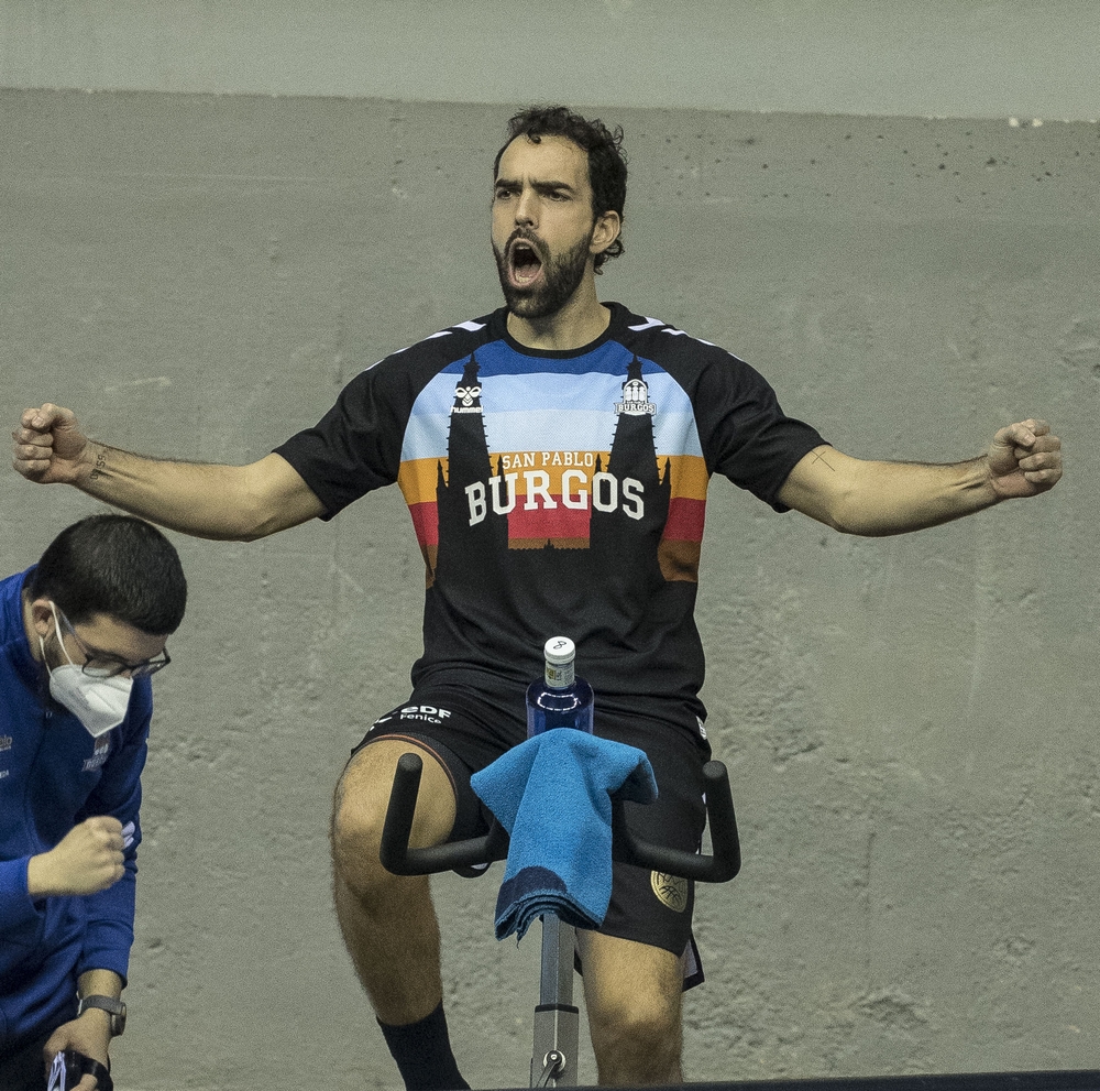 Benite, capitán del San Pablo, estuvo en la bicicleta estática durante varias fases del partido.