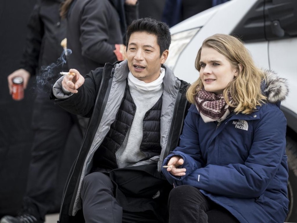 Alberto Jo Lee (Yoon Soo en la serie) y Anna Schimrig (Jana) durante un descanso.