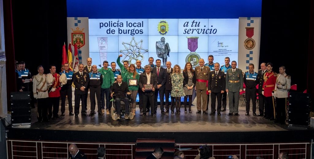 El alcalde, Daniel de la Rosa, y la concejala de Seguridad Ciudadana, Blanca Carpintero, posan con todos los galardonados en el acto celebrado en el Teatro Principal.
