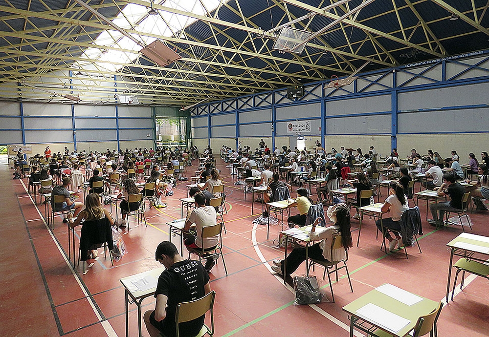 Pabellón del Ebro En este espacio municipal 172 alumnos hicieron los exámenes.   / Ó.C.