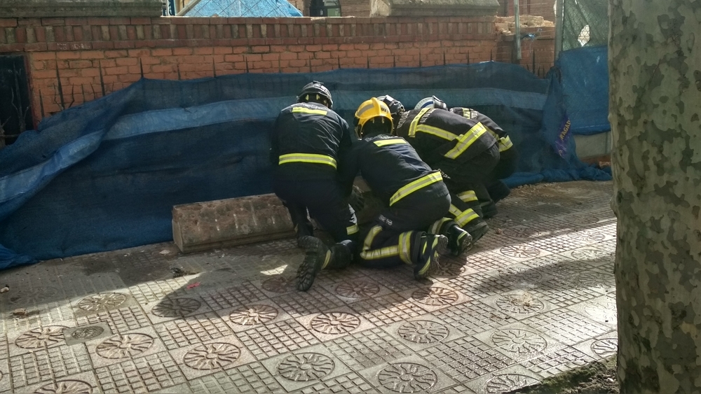 Bomberos realizado tareas para consolidar el vallado.s