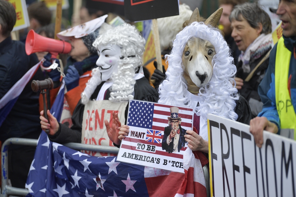 Supporters of Julian Assange protest in front of London court  / NEIL HALL