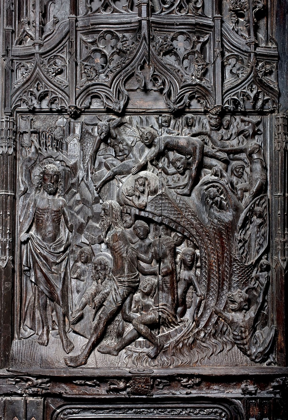 l descenso de Cristo al limbo, representado en una de las hojas de la puerta del claustro alto. /valdivielso