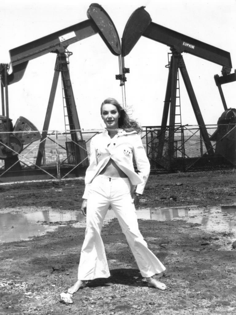 La actriz, posan en el campo petrolífero horas antes del desgraciado accidente.