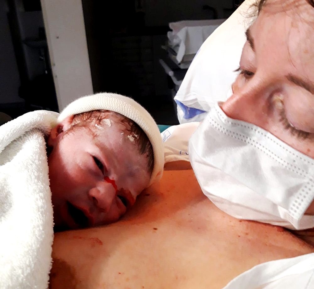 Leticia mira emocionada a su recién nacido, Álex.
