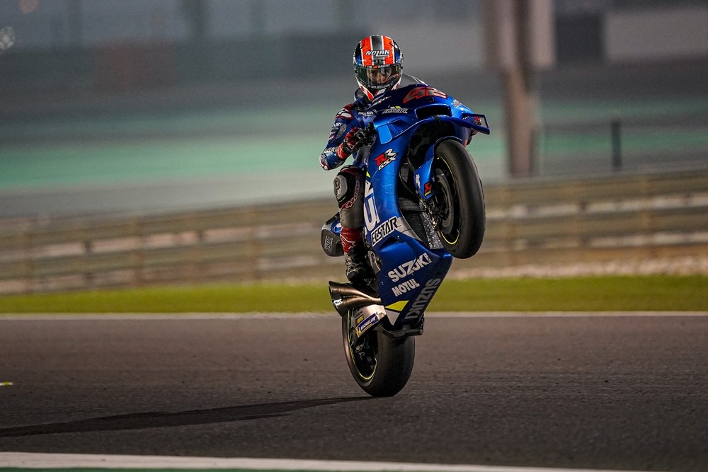 Rins, sobre la Suzuki, hace un caballito durante los ensayos.