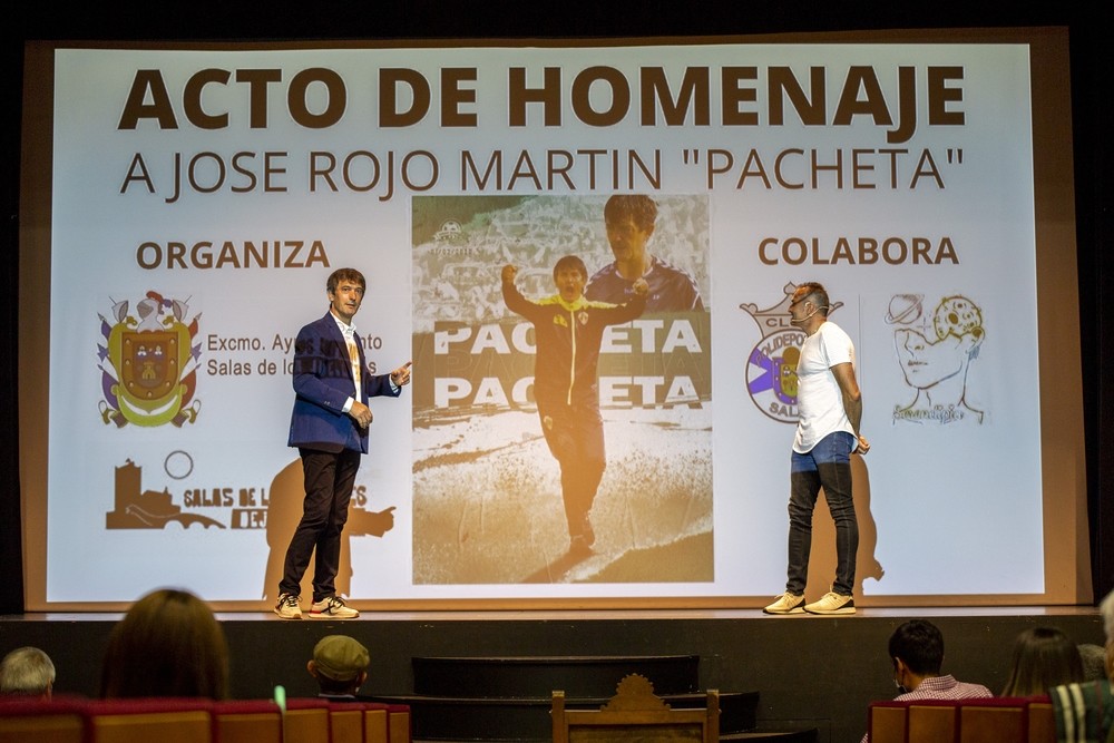 Salas rindió este domingo homenaje a su ilustre vecino Pacheta.  / F2ESTUDIO