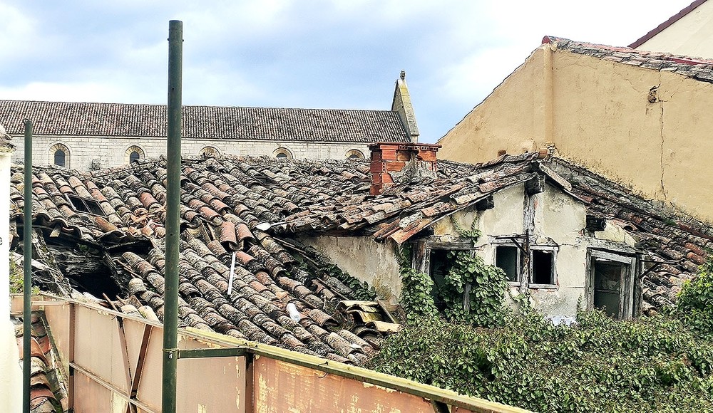 Imagen del desplome, con el Monasterio de Las Huelgas al fondo. Los propietarios de las casas colindantes urgen una solución ante la degradación que presenta.