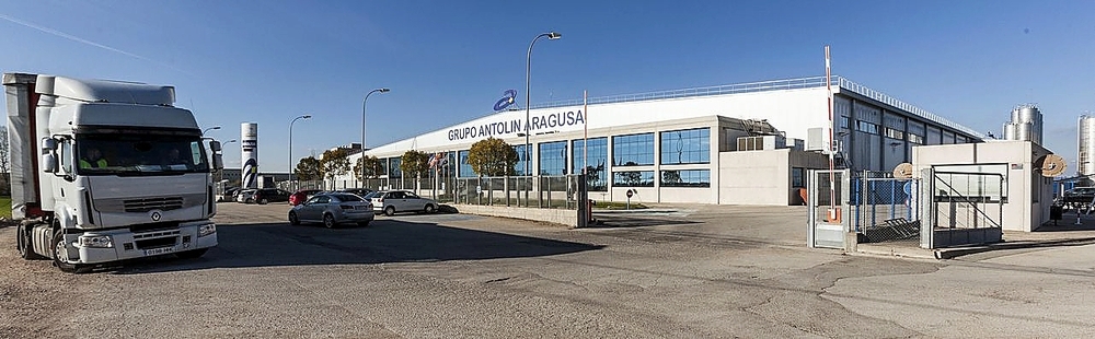 300 empleos. Aragusa produce paneles de puerta, parasoles y pilares para los principales fabricantes de coches.  / ALBERTO RODRIGO