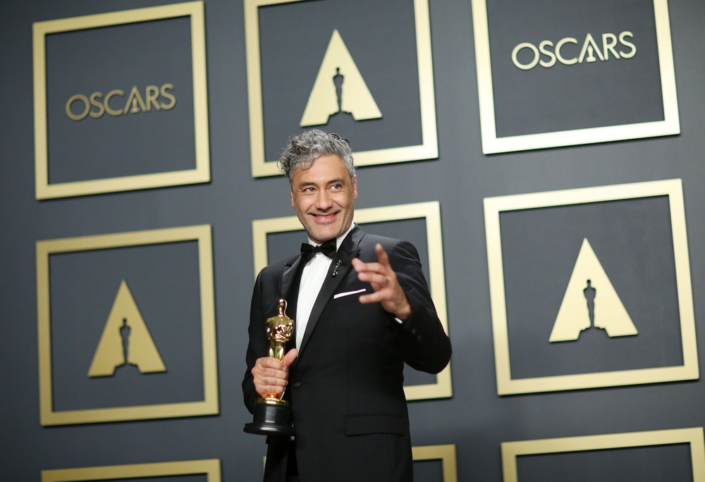 Taika Waititi posa con el Oscar a mejor guion adaptado por 'Jojo Rabbit'  / ARMANDO ARORIZO