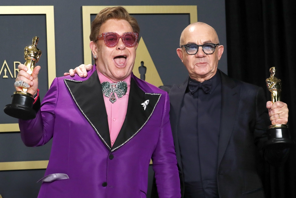 Elton John y Bernie Taupin con el Oscar a mejor canción original por 'Rocketman'  / LUCAS JACKSON