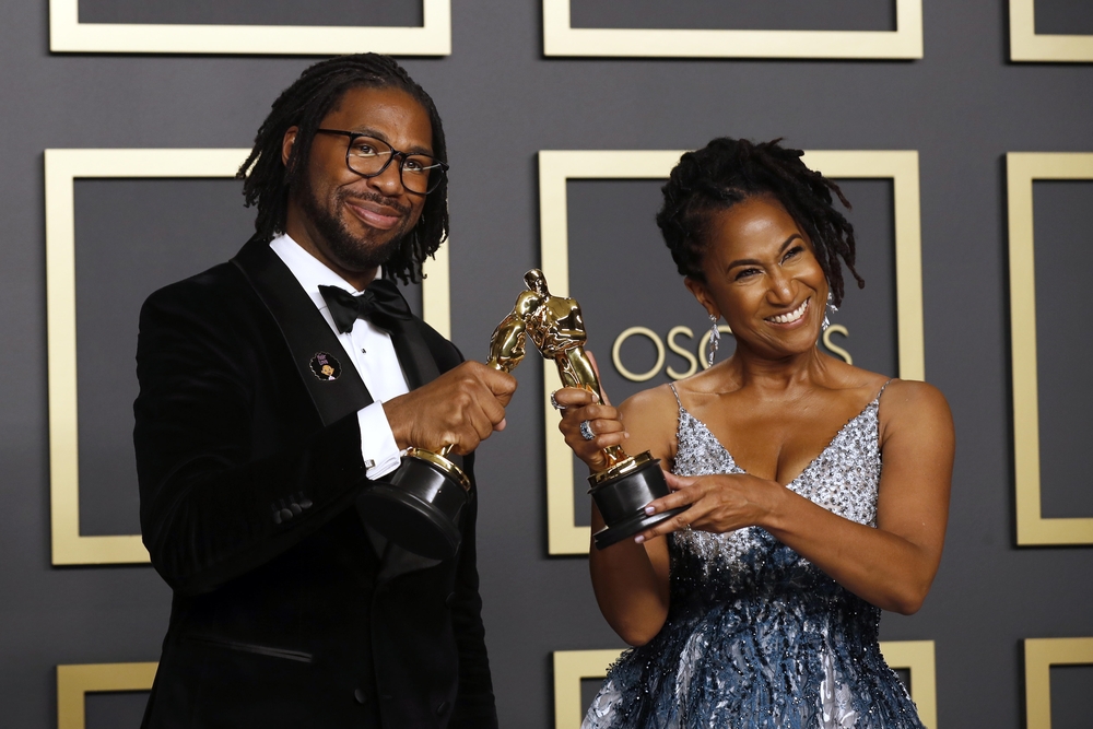 Matthew A. Cherry y Karen Rupert Toliver con el Oscar a mejor cortometraje de animación por 'Hair Love'  / DAVID SWANSON