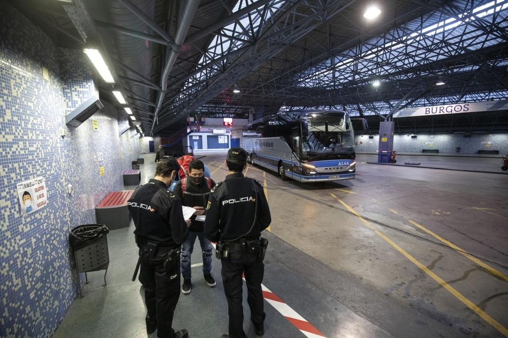 La Policía Nacional comprueba los desplazamientos de los viajeros en las estaciones de tren y autobús.