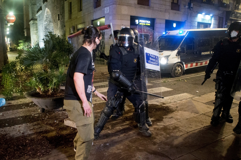 Altercados en el centro de Barcelona tras una manifestación negacionista  / QUIQUE GARCIA