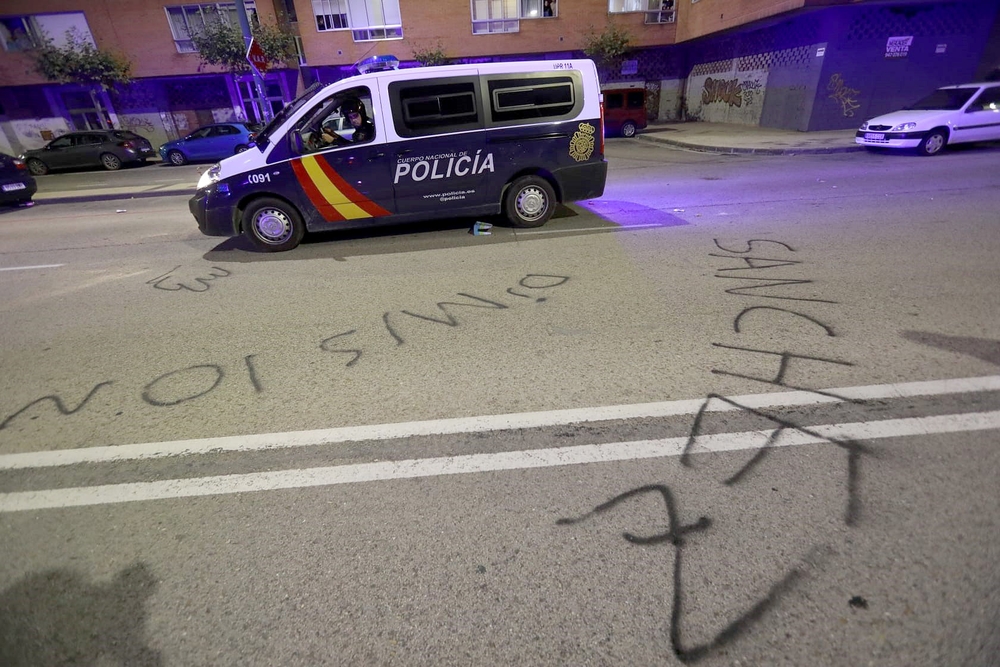 Disturbios en el barrio de Gamonal tras finalizar la concentración en contra de las restricciones para frenar la covid-19.  / TOMÁS ALONSO (ICAL)