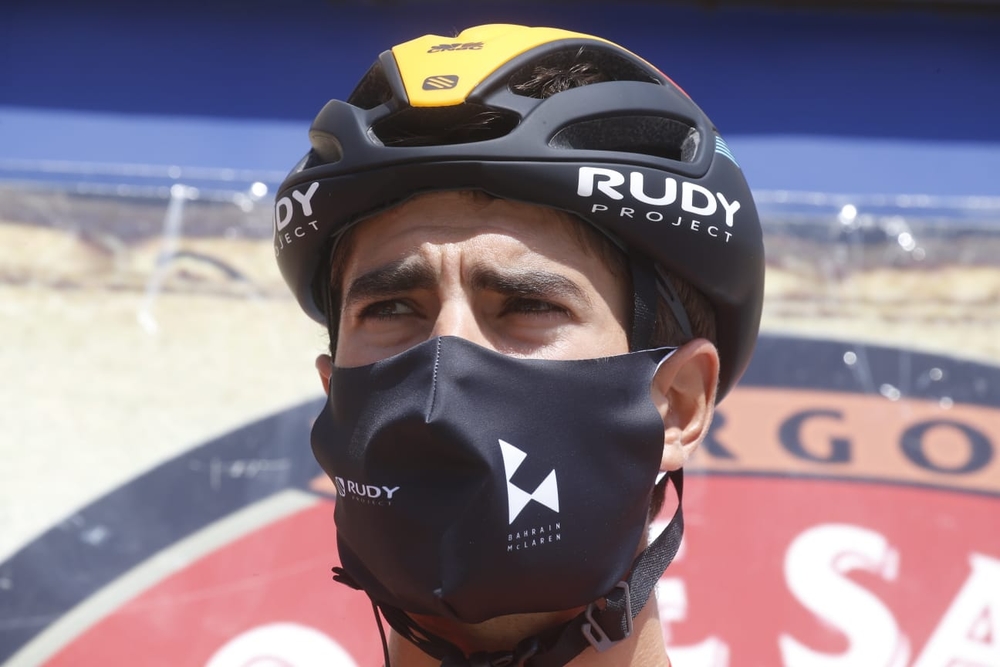 Mikel Landa, con mascarilla, antes del comienzo de la Vuelta a Burgos.   / VALDIVIELSO
