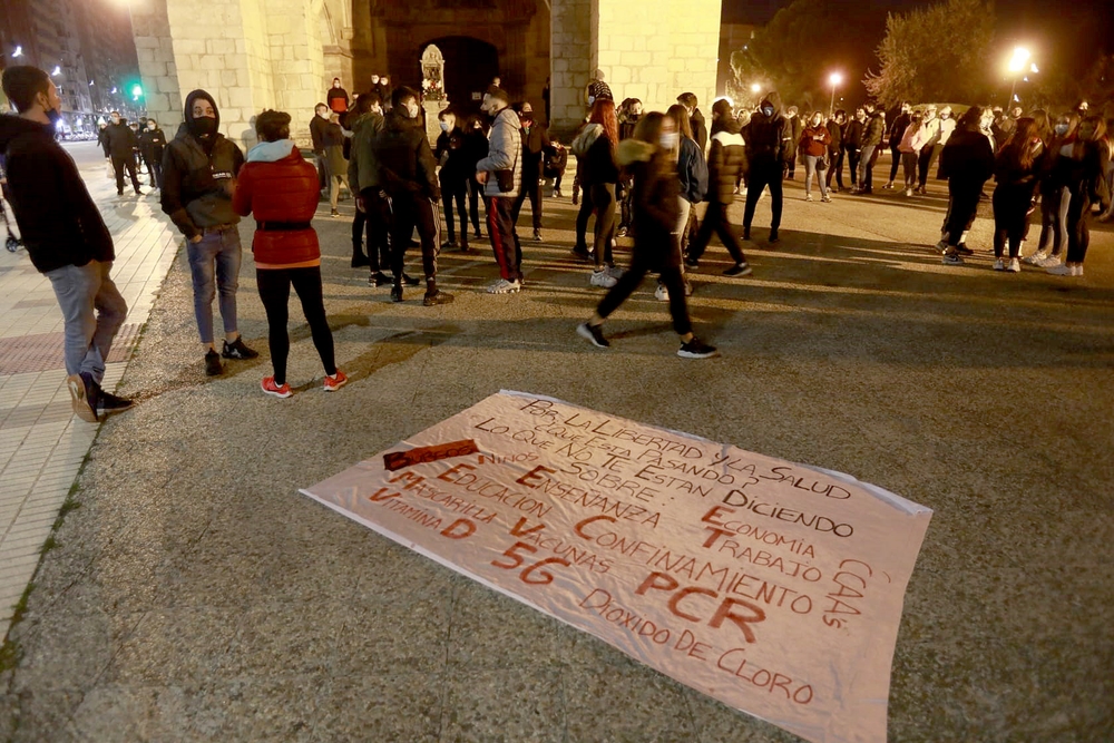 Disturbios en el barrio de Gamonal tras finalizar la concentración en contra de las restricciones para frenar la covid-19.  / TOMÁS ALONSO (ICAL)