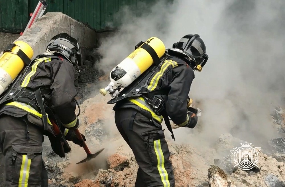 Los bomberos tuvieron que sofocar el incendio con arena al tratarse de residuos de aluminio. 