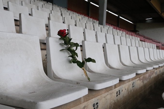 En el asiento que ocupaba Agapito Bustillo se depositó una rosa en recuerdo del socio nº1 del Burgos CF. 