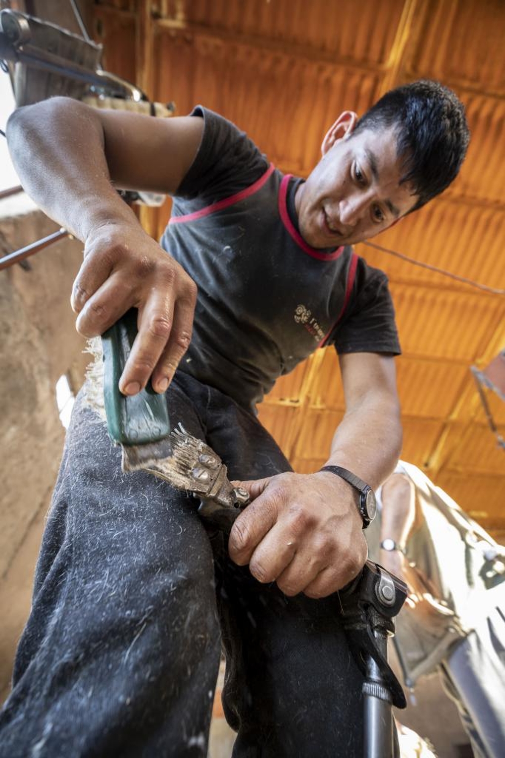 Limpiando la máquina.   / JESÚS JAVIER MATÍAS