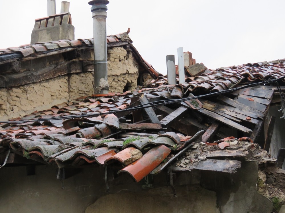 El estado de ruina de dos edificios obliga a su derribo 