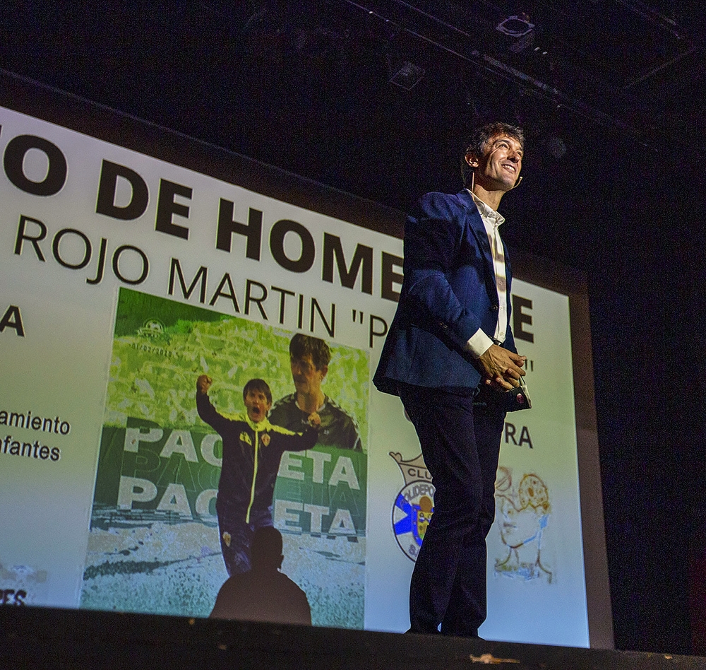 José Rojo Martín ‘Pacheta’, en el escenario del Teatro Auditorio de Salas, donde se le rindió el homenaje.   / F2ESTUDIO