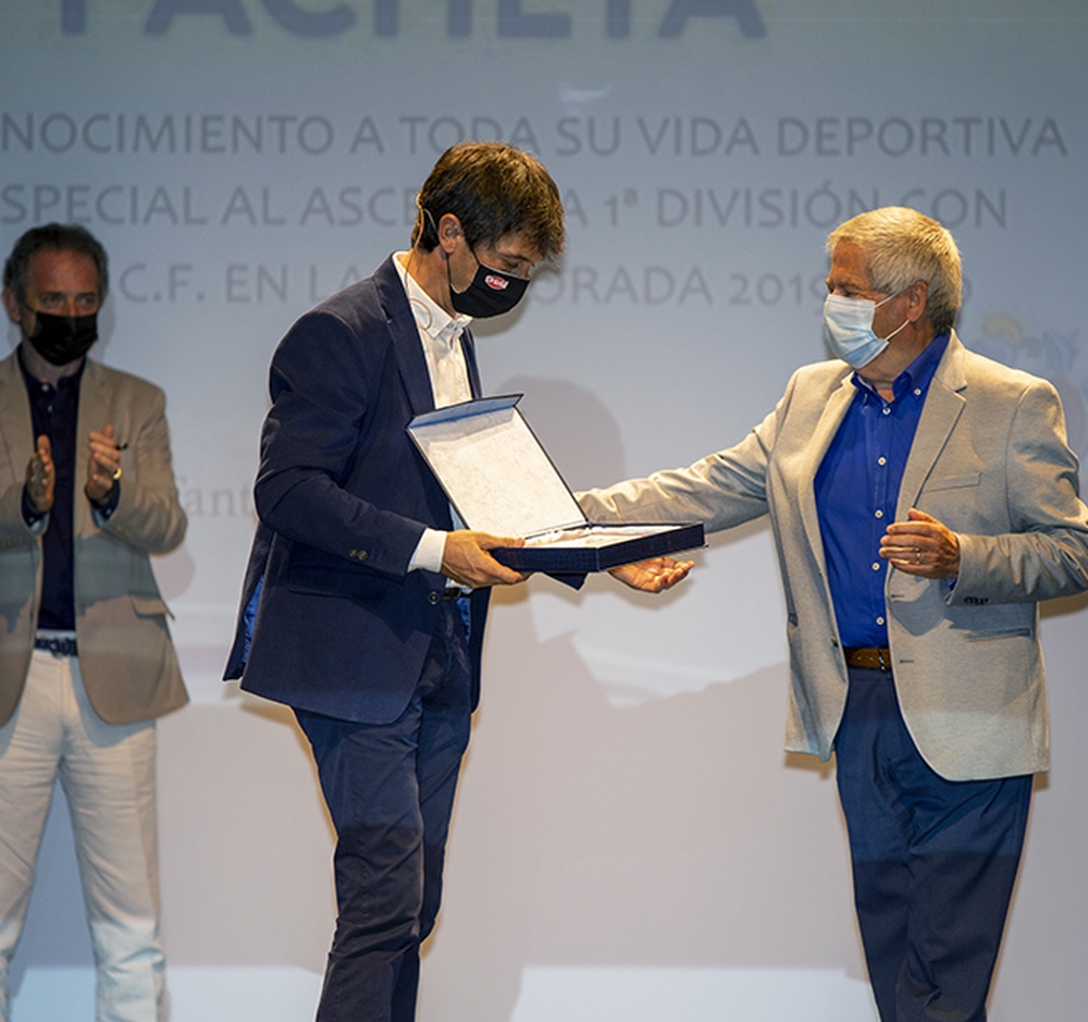Paco Azúa, alcalde de Salas, le entrega una placa.  / F2ESTUDIO