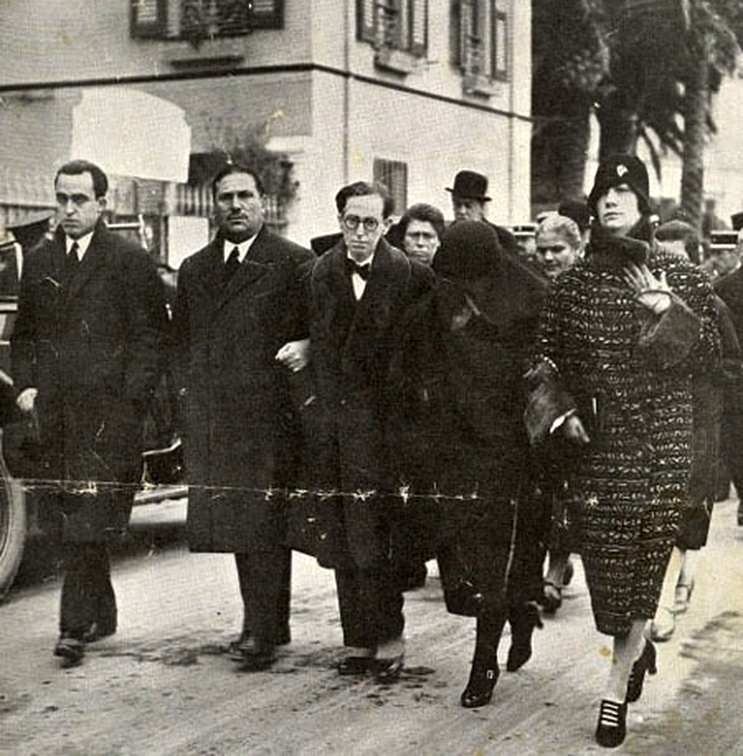 Esta imagen de 1928 recoge un momento de la comitiva fúnebre de Vicente Blasco Ibáñez, al que su doncella Casilda Sáez acompañó hasta los últimos momentos en Francia.