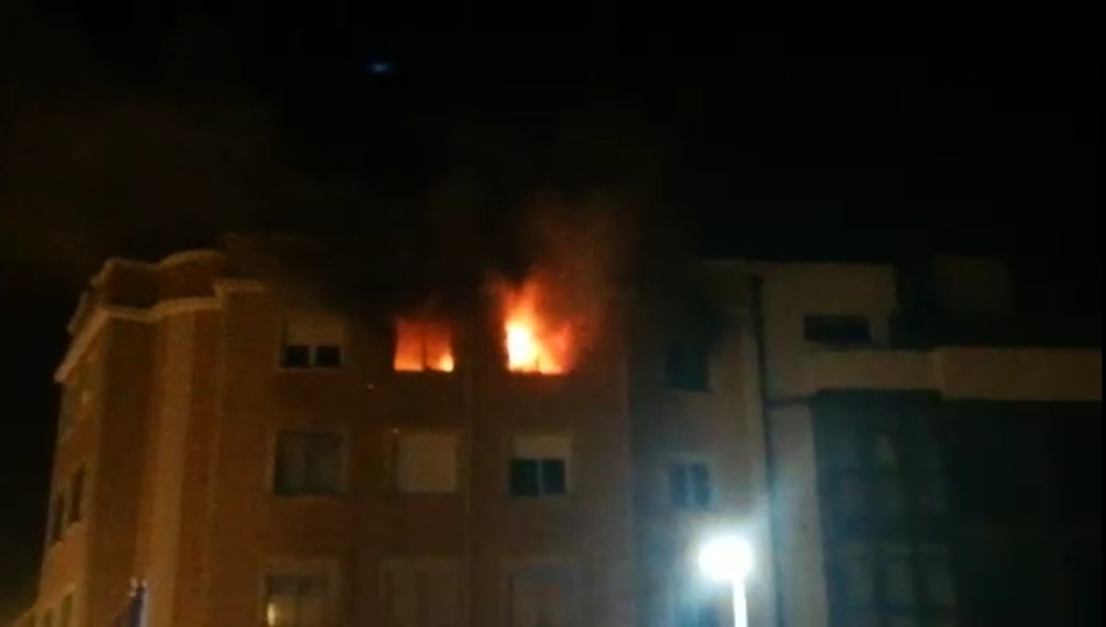 Captura del vídeo del incendio en el cuarto piso del número 24 de la calle Villalón.   / KHADI